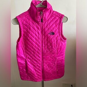 THE NORTH FACE—HOT PINK LIGHTWEIGHT PUFFER VEST—size small—NWOT